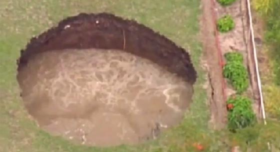 بيت عجوزين استراليين يذهب ضحية لحفرة عملاقة صورة رقم 4 بيت عجوزين استراليين يذهب ضحية لحفرة عملاقة صورة رقم 4