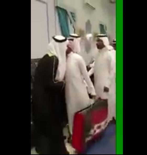 اغرب هدية يحظى بها عريس يوم زفافه.. شاهد الفيديو صورة رقم 2