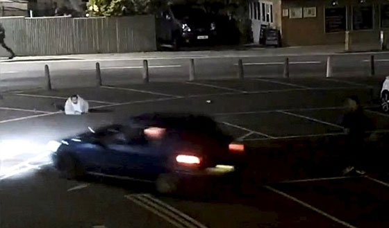 فيديو مروع.. سيارة تدهس رجلا وتطيح به ثم تدهسه مجددا عن عمد صورة رقم 3