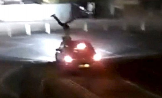 فيديو مروع.. سيارة تدهس رجلا وتطيح به ثم تدهسه مجددا عن عمد صورة رقم 5