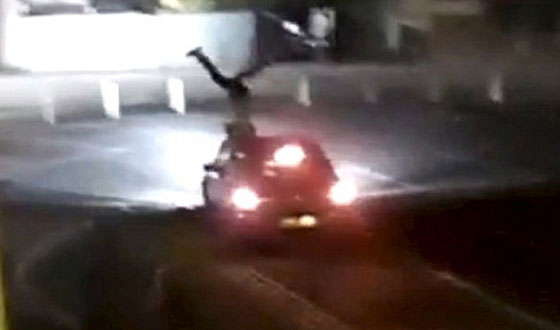 فيديو مروع.. سيارة تدهس رجلا وتطيح به ثم تدهسه مجددا عن عمد صورة رقم 10