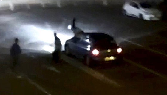 فيديو مروع.. سيارة تدهس رجلا وتطيح به ثم تدهسه مجددا عن عمد صورة رقم 11