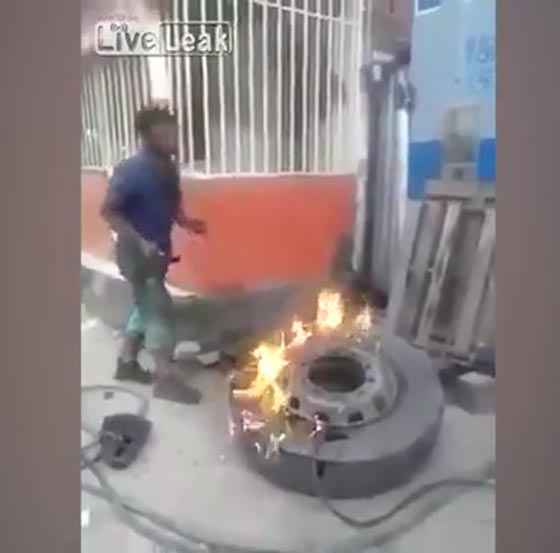 فيديو وصور.. انفجار اطار شاحنة يحرج عاملا بشكل مثير للضحك صورة رقم 1