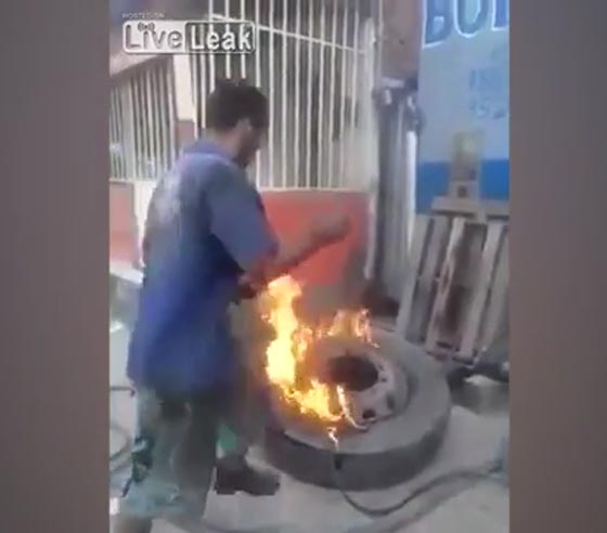 فيديو وصور.. انفجار اطار شاحنة يحرج عاملا بشكل مثير للضحك صورة رقم 2