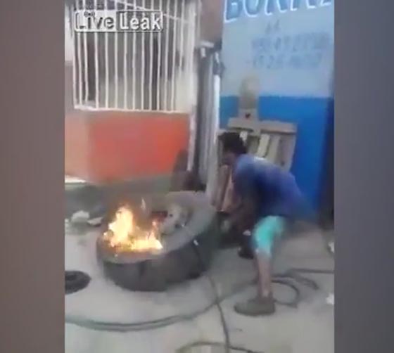 فيديو وصور.. انفجار اطار شاحنة يحرج عاملا بشكل مثير للضحك صورة رقم 3
