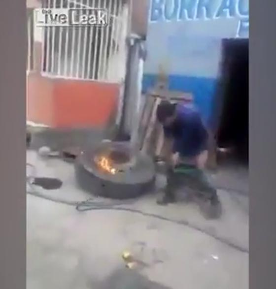 فيديو وصور.. انفجار اطار شاحنة يحرج عاملا بشكل مثير للضحك صورة رقم 4