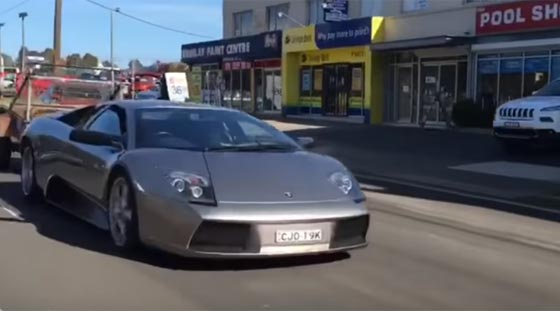 فيديو طريف.. سيارة لامبورغيني رياضية تنقل المواشي والقش! صورة رقم 1