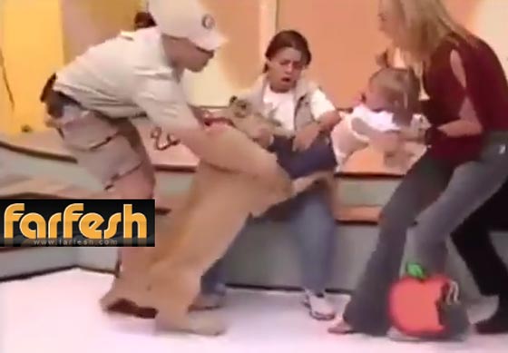 اسد يحاول افتراس طفلة على الهواء مباشرة.. فيديو مفزع صورة رقم 4 اسد يحاول افتراس طفلة على الهواء مباشرة.. فيديو مفزع صورة رقم 4
