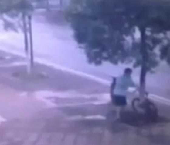 اغرب طريقة لسرقة دراجة هوائية.. شاهدها صورة رقم 1