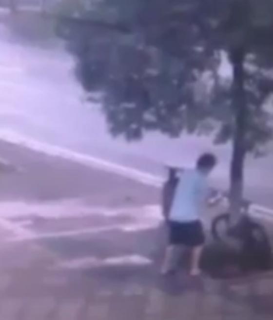 اغرب طريقة لسرقة دراجة هوائية.. شاهدها صورة رقم 2