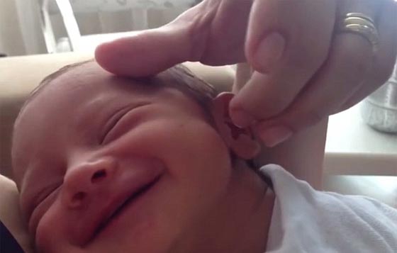 طفل يثبت انه لا مثيل للمسة الام لوجه صغيرها.. شاهده صورة رقم 1