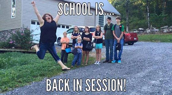 صور طريفة.. سعادة الامهات والآباء بعودة ابنائهم الى المدارس صورة رقم 2 صور طريفة.. سعادة الامهات والآباء بعودة ابنائهم الى المدارس صورة رقم 2