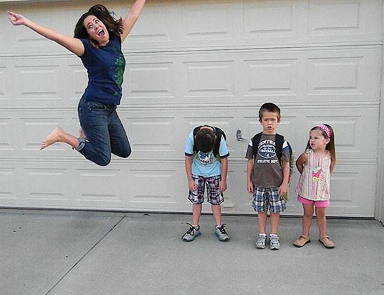 صور طريفة.. سعادة الامهات والآباء بعودة ابنائهم الى المدارس صورة رقم 10 صور طريفة.. سعادة الامهات والآباء بعودة ابنائهم الى المدارس صورة رقم 10