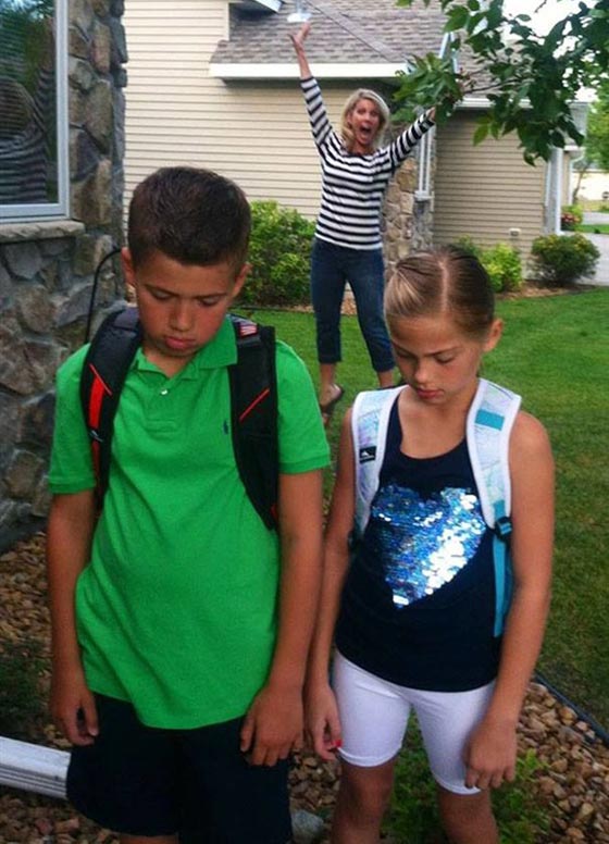 صور طريفة.. سعادة الامهات والآباء بعودة ابنائهم الى المدارس صورة رقم 22 صور طريفة.. سعادة الامهات والآباء بعودة ابنائهم الى المدارس صورة رقم 22