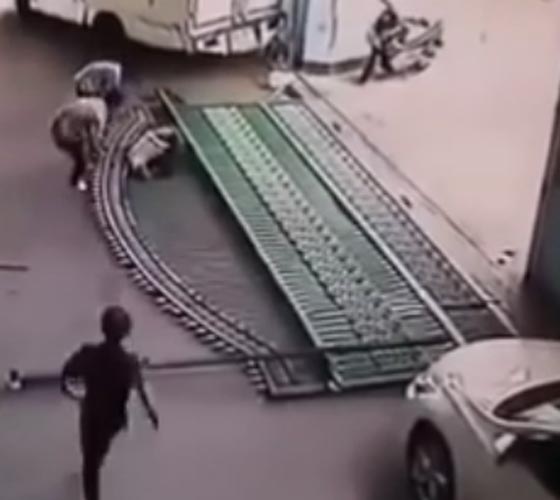 فيديو مأساوي.. نجا من حادث دهس فسقطت عليه بوابة وسحقته صورة رقم 2 فيديو مأساوي.. نجا من حادث دهس فسقطت عليه بوابة وسحقته صورة رقم 2