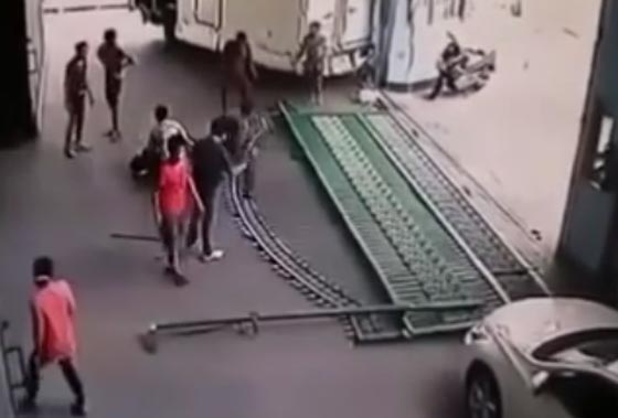 فيديو مأساوي.. نجا من حادث دهس فسقطت عليه بوابة وسحقته صورة رقم 1 فيديو مأساوي.. نجا من حادث دهس فسقطت عليه بوابة وسحقته صورة رقم 1