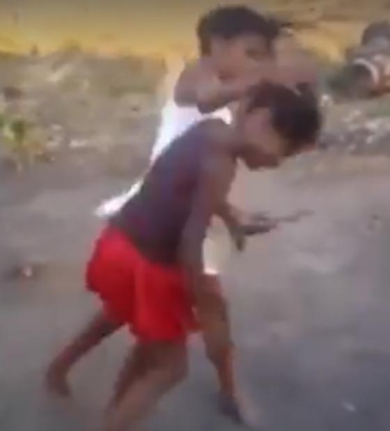 ما سبب رد الفعل العنيف من المذيعة الصغيرة تجاه طفلة مثلها؟ شاهد صورة رقم 1 ما سبب رد الفعل العنيف من المذيعة الصغيرة تجاه طفلة مثلها؟ شاهد صورة رقم 1