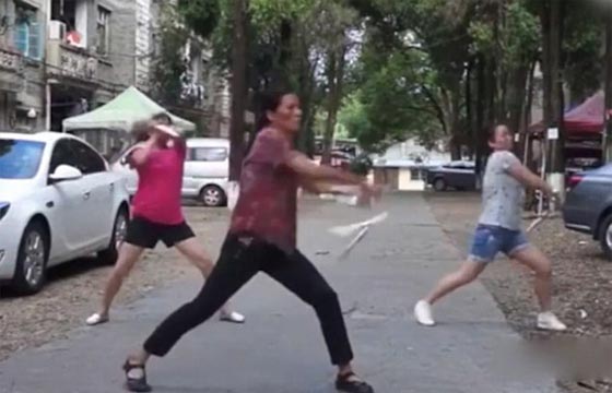 امرأة صينية تثير الدهشة ببراعتها في استخدام سلاح ننشاكو.. شاهد صورة رقم 2 امرأة صينية تثير الدهشة ببراعتها في استخدام سلاح ننشاكو.. شاهد صورة رقم 2