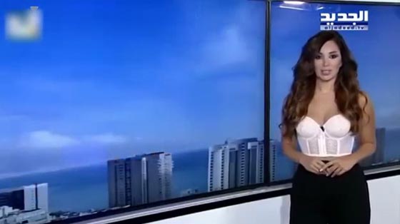 ملابس مذيعة لبنانية تثير سخرية المغردين.. شاهد الفيديو صورة رقم 2 ملابس مذيعة لبنانية تثير سخرية المغردين.. شاهد الفيديو صورة رقم 2