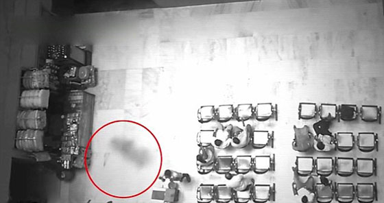 فيديو لا يصدق.. شبح ينتظر امرأة ثم يسير خلفها خطوة بخطوة صورة رقم 1