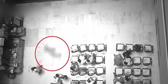 فيديو لا يصدق.. شبح ينتظر امرأة ثم يسير خلفها خطوة بخطوة صورة رقم 2