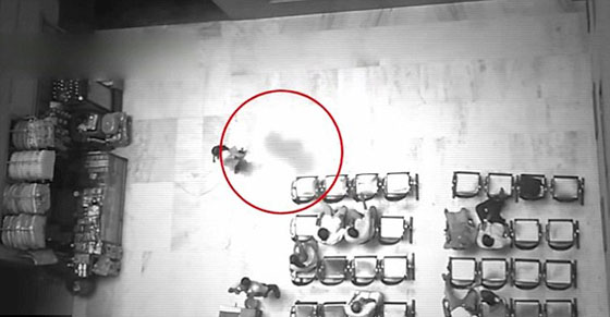 فيديو لا يصدق.. شبح ينتظر امرأة ثم يسير خلفها خطوة بخطوة صورة رقم 3