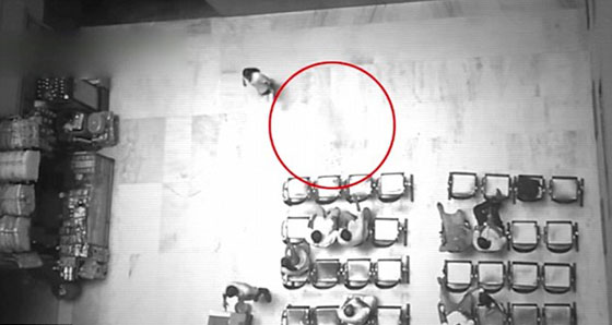 فيديو لا يصدق.. شبح ينتظر امرأة ثم يسير خلفها خطوة بخطوة صورة رقم 4