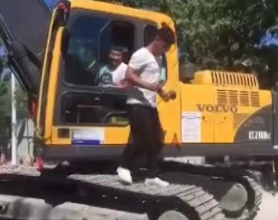 عامل يخاطر بنفسه في المشي الرياضي على عجلات حفار.. فيديو صورة رقم 1 عامل يخاطر بنفسه في المشي الرياضي على عجلات حفار.. فيديو صورة رقم 1