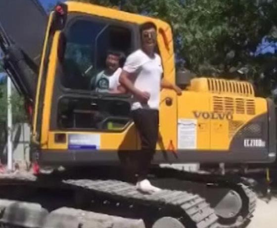 عامل يخاطر بنفسه في المشي الرياضي على عجلات حفار.. فيديو صورة رقم 2 عامل يخاطر بنفسه في المشي الرياضي على عجلات حفار.. فيديو صورة رقم 2
