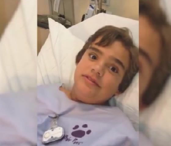 فيديو طريف ومؤلم.. طفل ابتلع صافرة دمية شاهد كيف صار يتكلم! صورة رقم 3