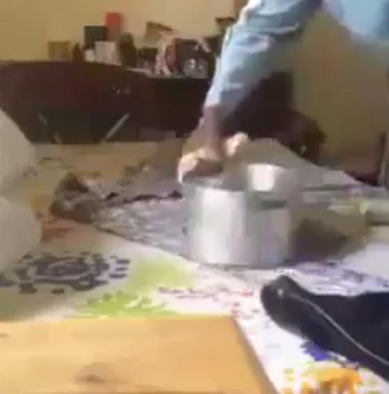 فيديو مثير لرجل يكوي ملابسه بوعاء معدني صورة رقم 1