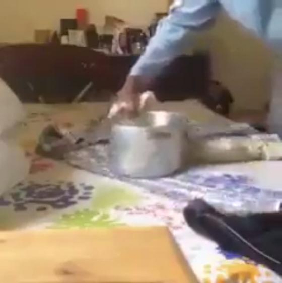 فيديو مثير لرجل يكوي ملابسه بوعاء معدني صورة رقم 2