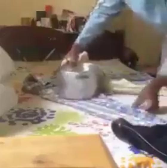 فيديو مثير لرجل يكوي ملابسه بوعاء معدني صورة رقم 4