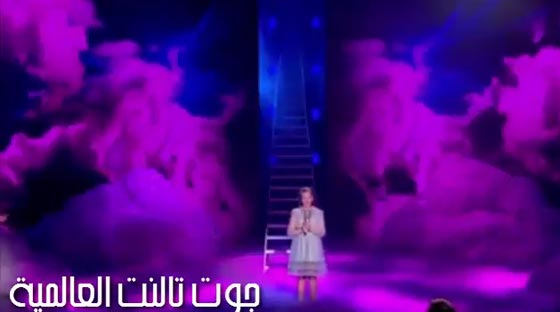 طفلة تبهر لجنة التحكيم ببرنامج المواهب وتحصل على باز ذهبي.. فيديو صورة رقم 3