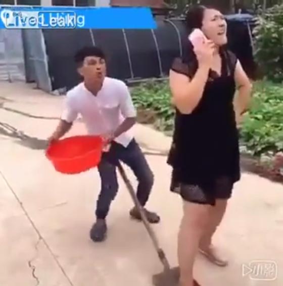 فيديو طريف.. اراد ان ينفذ مقلبا في زوجته فانقلب عليه صورة رقم 3