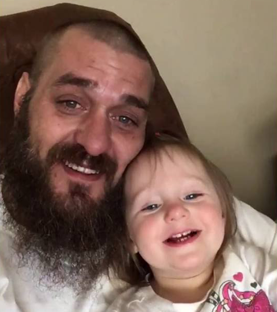 فيديو مذهل.. براءة طفلة تغني مع والدها دويتو صورة رقم 1