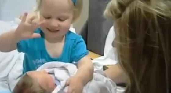 فيديو اعجب الملايين يسلط الضوء على العلاقة بين الفتيات واشقائهن صورة رقم 3