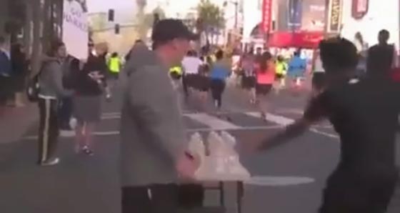 شاهد تفاصيل مثيرة لمقلب في متسابقي ماراثون نفذه رجل فكه صورة رقم 1 شاهد تفاصيل مثيرة لمقلب في متسابقي ماراثون نفذه رجل فكه صورة رقم 1