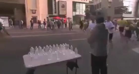 شاهد تفاصيل مثيرة لمقلب في متسابقي ماراثون نفذه رجل فكه صورة رقم 2 شاهد تفاصيل مثيرة لمقلب في متسابقي ماراثون نفذه رجل فكه صورة رقم 2