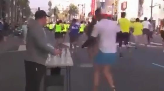شاهد تفاصيل مثيرة لمقلب في متسابقي ماراثون نفذه رجل فكه صورة رقم 3 شاهد تفاصيل مثيرة لمقلب في متسابقي ماراثون نفذه رجل فكه صورة رقم 3