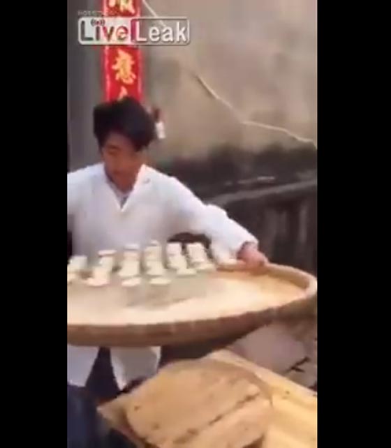 خباز صيني بارع يجتذب السياح على طريقته الخاصة.. شاهده صورة رقم 2 خباز صيني بارع يجتذب السياح على طريقته الخاصة.. شاهده صورة رقم 2