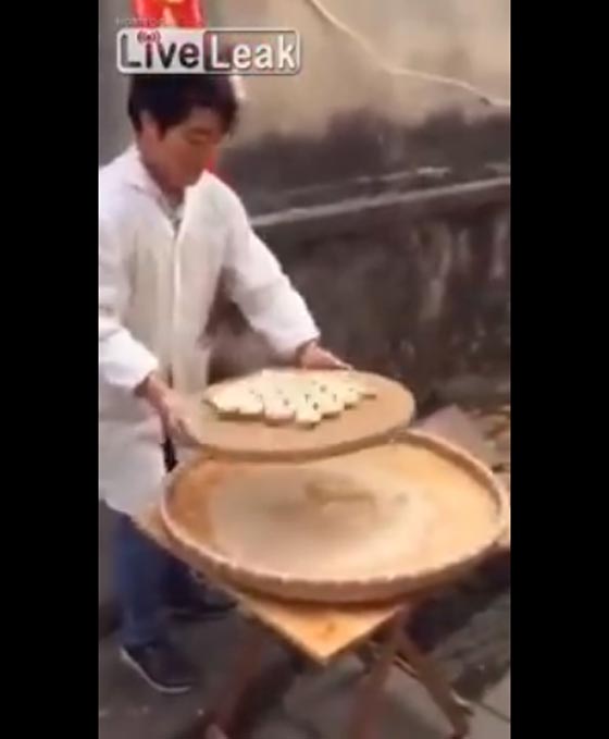 خباز صيني بارع يجتذب السياح على طريقته الخاصة.. شاهده صورة رقم 6 خباز صيني بارع يجتذب السياح على طريقته الخاصة.. شاهده صورة رقم 6