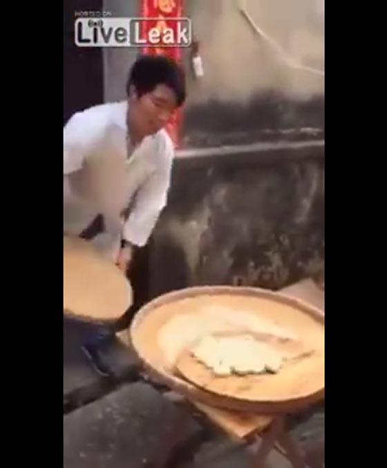خباز صيني بارع يجتذب السياح على طريقته الخاصة.. شاهده صورة رقم 7 خباز صيني بارع يجتذب السياح على طريقته الخاصة.. شاهده صورة رقم 7