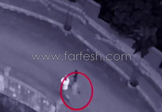 فيديو غريب.. شبح يلاحق زوجين اثناء سيرهما في الشارع ليلا صورة رقم 3