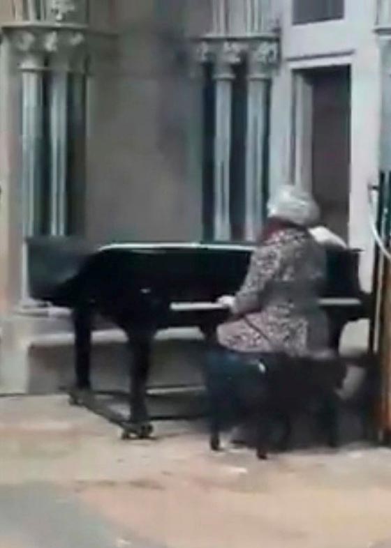 أم تصور ابنتها سراً وتشهرها خلال 24 ساعة صورة رقم 1