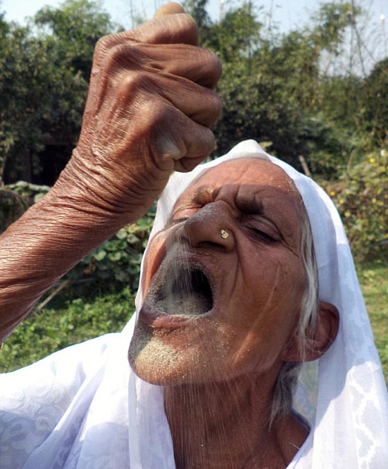اغرب صور: عجوز هندية تأكل الرمل والحصى وتقول انه سر صحتها! صورة رقم 3