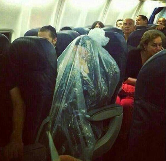 اغرب صور التقطها ركاب الطائرات لمسافرين معهم.. شاهد صورة رقم 14
