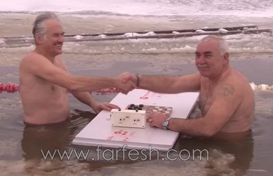 يتحدّون الجليد والصقيع بلعب الشطرنج والسباحة في لاتفيا.. فيديو صورة رقم 1