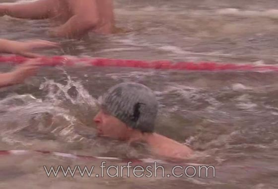 يتحدّون الجليد والصقيع بلعب الشطرنج والسباحة في لاتفيا.. فيديو صورة رقم 5