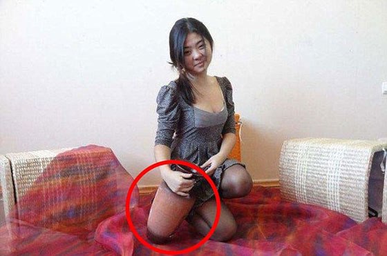 ما حقيقة صورة فتاة تبدو بثلاث ارجل؟! تمعن بها واكتشف الحقيقة! صورة رقم 1